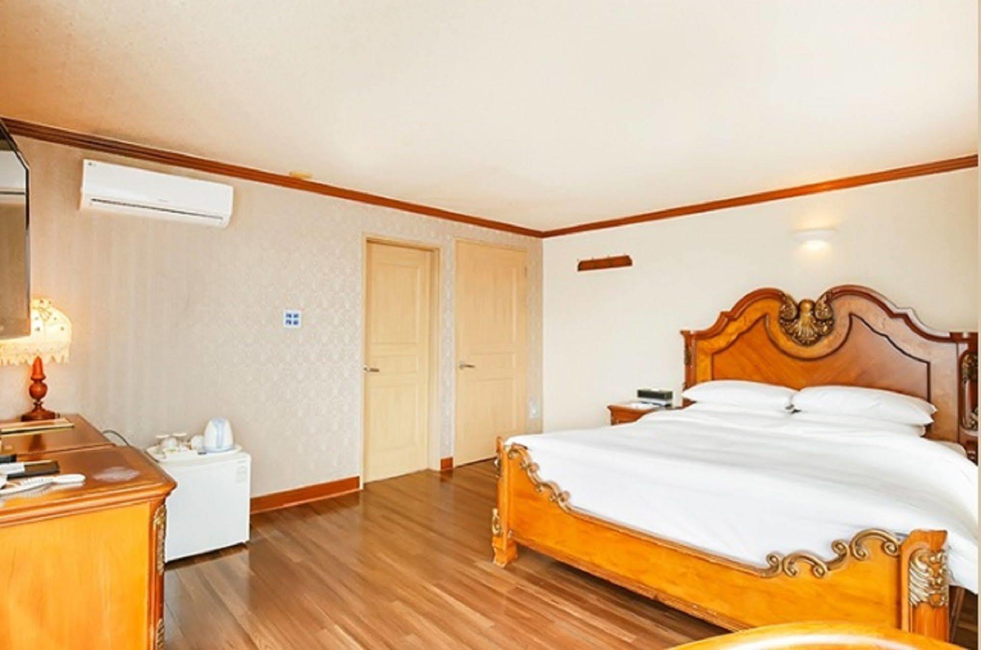 Hotel Castle Beach Пусан Екстер'єр фото